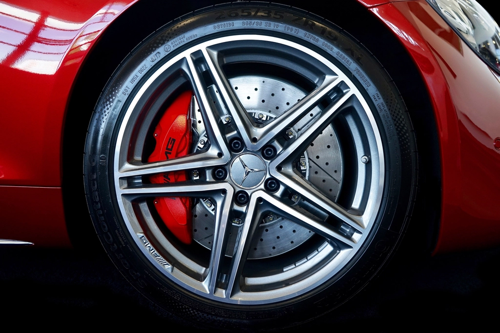 Detailed alloy wheel and tire